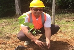 Penanaman-Pohon-Monumental-dalam-Rangka-Percepatan-Sertifikasi-FSC-oleh-Bpk.-Iwan-Kurniawan-Indonesian-Programme-Coordinator-The-Borneo-Initiative-BC.-Bunut-PT.-UDIT