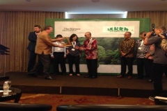 Penerimaan-Sertifikat-FSC-dan-Tick-Tree-oleh-Direktur-Produksi-PT.-Karya-Lestari-Bpk.-Prijanto-Tri-Jatmiko