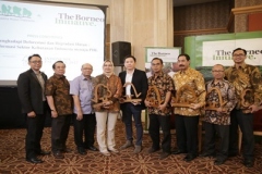 Penerimaan-Sertifikat-FSC-dan-Tick-Tree-oleh-owner-PT.-UDIT-Bpk.-Rusdi-Soetiyoso